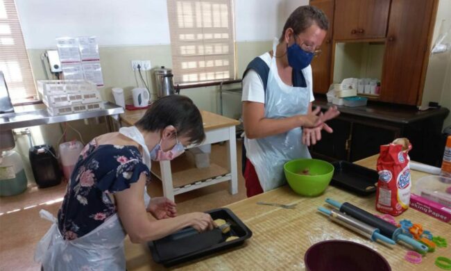 Kook & Geniet Residents baking biscuits